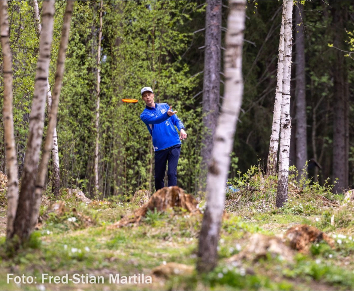 Mann kaster disc mot kurv