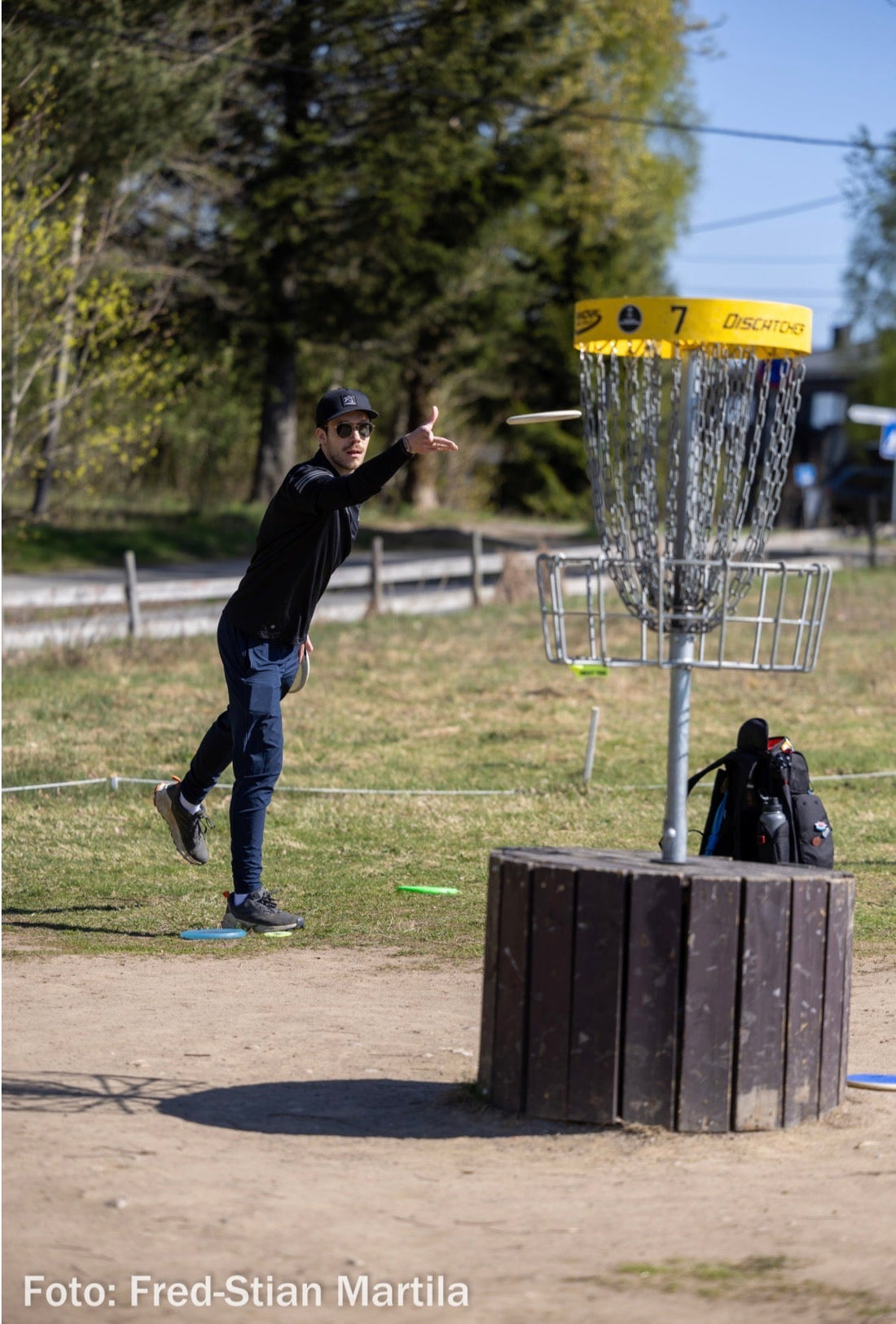 Mann kaster disc i skogen