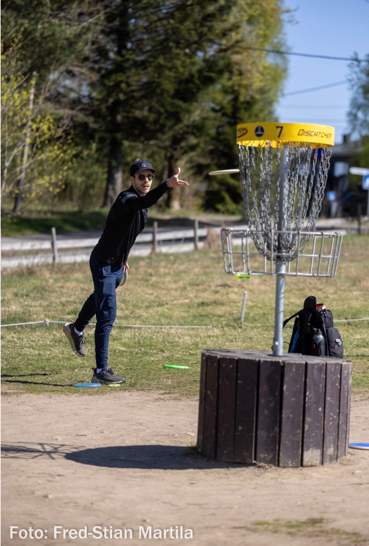 Mann kaster disc i skogen